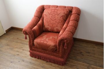 中古　高級輸入家具　ボリューム感のある重厚な佇まいが魅力の1人掛けソファ(一人掛け、アームソファ、椅子、イス)(定価約35万円)(R-066047)