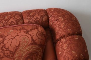 中古　高級輸入家具　ボリューム感のある重厚な佇まいが魅力の1人掛けソファ(一人掛け、アームソファ、椅子、イス)(定価約35万円)(R-066047)