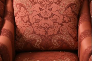 中古　高級輸入家具　ボリューム感のある重厚な佇まいが魅力の1人掛けソファ(一人掛け、アームソファ、椅子、イス)(定価約35万円)(R-066047)