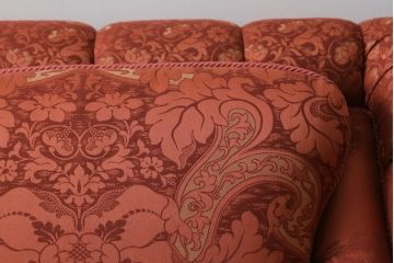 中古　高級輸入家具　ボリューム感のある重厚な佇まいが魅力の1人掛けソファ(一人掛け、アームソファ、椅子、イス)(定価約35万円)(R-066047)