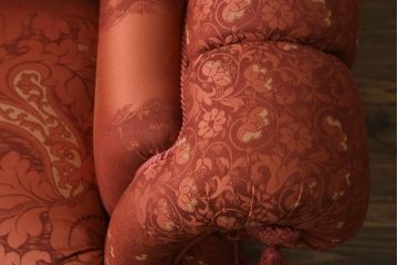 中古　高級輸入家具　ボリューム感のある重厚な佇まいが魅力の1人掛けソファ(一人掛け、アームソファ、椅子、イス)(定価約35万円)(R-066047)