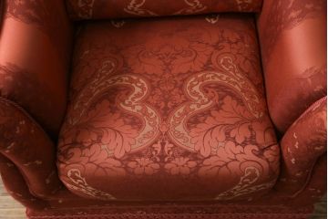 中古　高級輸入家具　ボリューム感のある重厚な佇まいが魅力の1人掛けソファ(一人掛け、アームソファ、椅子、イス)(定価約35万円)(R-066047)