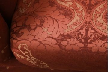 中古　高級輸入家具　ボリューム感のある重厚な佇まいが魅力の1人掛けソファ(一人掛け、アームソファ、椅子、イス)(定価約35万円)(R-066047)