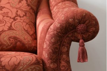 中古　高級輸入家具　ボリューム感のある重厚な佇まいが魅力の1人掛けソファ(一人掛け、アームソファ、椅子、イス)(定価約35万円)(R-066047)