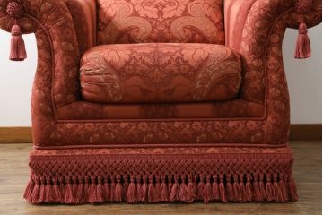 中古　高級輸入家具　ボリューム感のある重厚な佇まいが魅力の1人掛けソファ(一人掛け、アームソファ、椅子、イス)(定価約35万円)(R-066047)