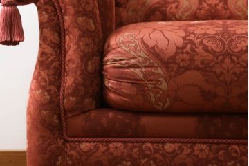 中古　高級輸入家具　ボリューム感のある重厚な佇まいが魅力の1人掛けソファ(一人掛け、アームソファ、椅子、イス)(定価約35万円)(R-066047)