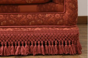 中古　高級輸入家具　ボリューム感のある重厚な佇まいが魅力の1人掛けソファ(一人掛け、アームソファ、椅子、イス)(定価約35万円)(R-066047)