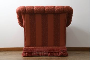 中古　高級輸入家具　ボリューム感のある重厚な佇まいが魅力の1人掛けソファ(一人掛け、アームソファ、椅子、イス)(定価約35万円)(R-066047)