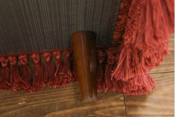中古　高級輸入家具　ボリューム感のある重厚な佇まいが魅力の1人掛けソファ(一人掛け、アームソファ、椅子、イス)(定価約35万円)(R-066047)