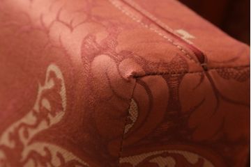 中古　高級輸入家具　ボリューム感のある重厚な佇まいが魅力の1人掛けソファ(一人掛け、アームソファ、椅子、イス)(定価約35万円)(R-066047)