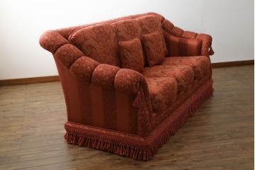 中古　高級輸入家具　ボリューム感のあるフォルムが可愛らしい!!華やかなファブリックが目を引く3人掛けソファ(三人掛け、アームソファ、トリプルソファ)(定価約70万円)(R-066048)