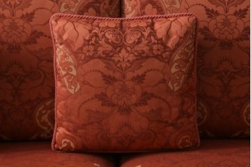 中古　高級輸入家具　ボリューム感のあるフォルムが可愛らしい!!華やかなファブリックが目を引く3人掛けソファ(三人掛け、アームソファ、トリプルソファ)(定価約70万円)(R-066048)