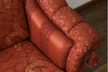中古　高級輸入家具　ボリューム感のあるフォルムが可愛らしい!!華やかなファブリックが目を引く3人掛けソファ(三人掛け、アームソファ、トリプルソファ)(定価約70万円)(R-066048)