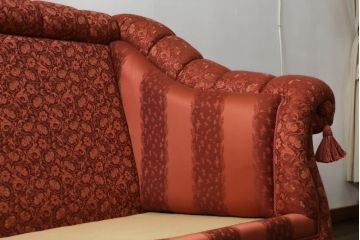 中古　高級輸入家具　ボリューム感のあるフォルムが可愛らしい!!華やかなファブリックが目を引く3人掛けソファ(三人掛け、アームソファ、トリプルソファ)(定価約70万円)(R-066048)