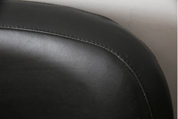 中古　IDC大塚家具取り扱い　イタリア製　本革(レザー)　高級感漂う佇まいが魅力のラウンジチェア2脚セット(1人掛けソファ、一人掛けソファ、アームチェア、椅子、イス)(定価2脚で約60万円)(R-066051)