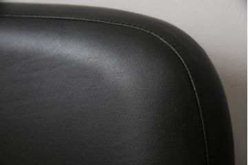 中古　IDC大塚家具取り扱い　イタリア製　本革(レザー)　高級感漂う佇まいが魅力のラウンジチェア2脚セット(1人掛けソファ、一人掛けソファ、アームチェア、椅子、イス)(定価2脚で約60万円)(R-066051)