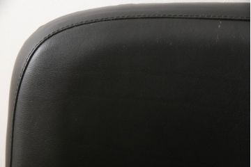中古　IDC大塚家具取り扱い　イタリア製　本革(レザー)　高級感漂う佇まいが魅力のラウンジチェア2脚セット(1人掛けソファ、一人掛けソファ、アームチェア、椅子、イス)(定価2脚で約60万円)(R-066051)