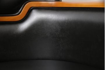 中古　IDC大塚家具取り扱い　イタリア製　本革(レザー)　高級感漂う佇まいが魅力のラウンジチェア2脚セット(1人掛けソファ、一人掛けソファ、アームチェア、椅子、イス)(定価2脚で約60万円)(R-066051)