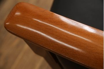 中古　IDC大塚家具取り扱い　イタリア製　本革(レザー)　高級感漂う佇まいが魅力のラウンジチェア2脚セット(1人掛けソファ、一人掛けソファ、アームチェア、椅子、イス)(定価2脚で約60万円)(R-066051)