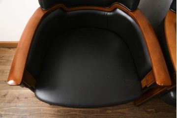 中古　IDC大塚家具取り扱い　イタリア製　本革(レザー)　高級感漂う佇まいが魅力のラウンジチェア2脚セット(1人掛けソファ、一人掛けソファ、アームチェア、椅子、イス)(定価2脚で約60万円)(R-066051)