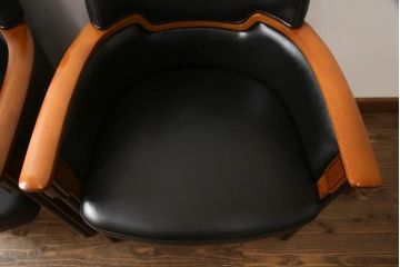 中古　IDC大塚家具取り扱い　イタリア製　本革(レザー)　高級感漂う佇まいが魅力のラウンジチェア2脚セット(1人掛けソファ、一人掛けソファ、アームチェア、椅子、イス)(定価2脚で約60万円)(R-066051)
