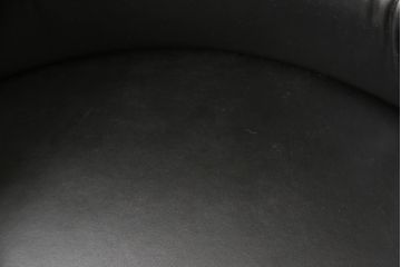 中古　IDC大塚家具取り扱い　イタリア製　本革(レザー)　高級感漂う佇まいが魅力のラウンジチェア2脚セット(1人掛けソファ、一人掛けソファ、アームチェア、椅子、イス)(定価2脚で約60万円)(R-066051)