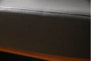 中古　IDC大塚家具取り扱い　イタリア製　本革(レザー)　高級感漂う佇まいが魅力のラウンジチェア2脚セット(1人掛けソファ、一人掛けソファ、アームチェア、椅子、イス)(定価2脚で約60万円)(R-066051)