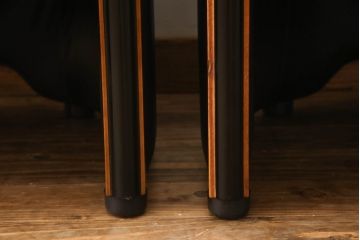 中古　IDC大塚家具取り扱い　イタリア製　本革(レザー)　高級感漂う佇まいが魅力のラウンジチェア2脚セット(1人掛けソファ、一人掛けソファ、アームチェア、椅子、イス)(定価2脚で約60万円)(R-066051)
