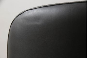 中古　IDC大塚家具取り扱い　イタリア製　本革(レザー)　高級感漂う佇まいが魅力のラウンジチェア2脚セット(1人掛けソファ、一人掛けソファ、アームチェア、椅子、イス)(定価2脚で約60万円)(R-066051)