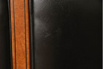 中古　IDC大塚家具取り扱い　イタリア製　本革(レザー)　高級感漂う佇まいが魅力のラウンジチェア2脚セット(1人掛けソファ、一人掛けソファ、アームチェア、椅子、イス)(定価2脚で約60万円)(R-066051)