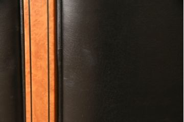 中古　IDC大塚家具取り扱い　イタリア製　本革(レザー)　高級感漂う佇まいが魅力のラウンジチェア2脚セット(1人掛けソファ、一人掛けソファ、アームチェア、椅子、イス)(定価2脚で約60万円)(R-066051)