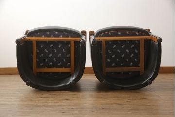 中古　IDC大塚家具取り扱い　イタリア製　本革(レザー)　高級感漂う佇まいが魅力のラウンジチェア2脚セット(1人掛けソファ、一人掛けソファ、アームチェア、椅子、イス)(定価2脚で約60万円)(R-066051)