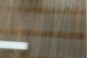中古　カリモク家具(karimoku)　domani(ドマーニ)　洗練されたモダンデザインが魅力!!ガラストップのローテーブル(センターテーブル、カフェテーブル、コーヒーテーブル)(R-066057)