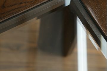 中古　カリモク家具(karimoku)　domani(ドマーニ)　洗練されたモダンデザインが魅力!!ガラストップのローテーブル(センターテーブル、カフェテーブル、コーヒーテーブル)(R-066057)