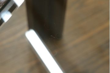 中古　カリモク家具(karimoku)　domani(ドマーニ)　洗練されたモダンデザインが魅力!!ガラストップのローテーブル(センターテーブル、カフェテーブル、コーヒーテーブル)(R-066057)