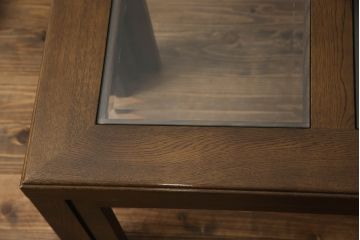 中古　カリモク家具(karimoku)　domani(ドマーニ)　洗練されたモダンデザインが魅力!!ガラストップのローテーブル(センターテーブル、カフェテーブル、コーヒーテーブル)(R-066058)