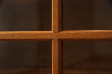 和製ビンテージ　昭和レトロ　使い勝手の良いサイズが魅力の薄型収納棚(サイドボード、サイドキャビネット、本箱、ブックケース、戸棚、飾り棚、ヴィンテージ)(R-066067)
