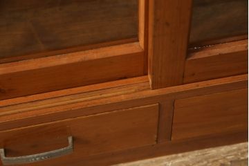 和製ビンテージ　昭和レトロ　使い勝手の良いサイズが魅力の薄型収納棚(サイドボード、サイドキャビネット、本箱、ブックケース、戸棚、飾り棚、ヴィンテージ)(R-066067)