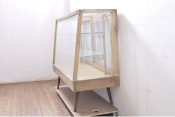 和製アンティーク　ナラ材　お洒落なディスプレイが叶う台形型ガラスケース(ショーケース、飾り棚、陳列棚、店舗什器、キャビネット)(R-066068)