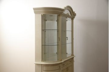 中古　美品!!　イタリア家具　Saltarelli Mobili(サルタレッリモビリ)社　Florence(フローレンス)　大人のエレガントな空間づくりにおすすめなキャビネット(飾り棚、食器棚、カップボード、収納棚、戸棚、ガラスケース、ショーケース、コレクションケース)(定価約41万円)(R-066070)