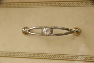 中古　美品!!　イタリア家具　Saltarelli Mobili(サルタレッリモビリ)社　Florence(フローレンス)　大人のエレガントな空間づくりにおすすめなキャビネット(飾り棚、食器棚、カップボード、収納棚、戸棚、ガラスケース、ショーケース、コレクションケース)(定価約41万円)(R-066070)