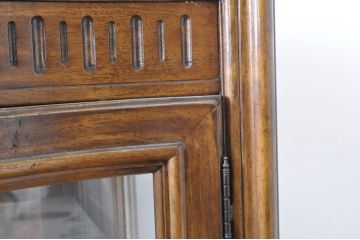 中古　DREXEL HERITAGE(ドレクセルヘリテイジ)　Grand Villa(グランドヴィラ)　高級感ある佇まいが目を引くキャビネット(キュリオケース、ガラスケース、ショーケース、飾り棚、陳列棚)(R-066073)