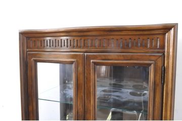 中古　DREXEL HERITAGE(ドレクセルヘリテイジ)　Grand Villa(グランドヴィラ)　高級感ある佇まいが目を引くキャビネット(キュリオケース、ガラスケース、ショーケース、飾り棚、陳列棚)(R-066074)