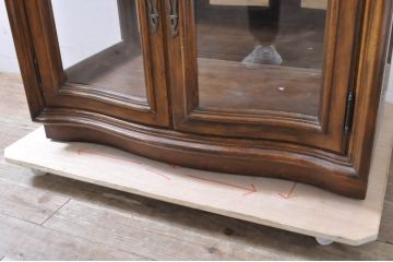 中古　DREXEL HERITAGE(ドレクセルヘリテイジ)　Grand Villa(グランドヴィラ)　高級感ある佇まいが目を引くキャビネット(キュリオケース、ガラスケース、ショーケース、飾り棚、陳列棚)(R-066074)