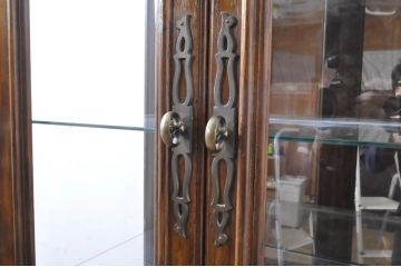 中古　DREXEL HERITAGE(ドレクセルヘリテイジ)　Grand Villa(グランドヴィラ)　高級感ある佇まいが目を引くキャビネット(キュリオケース、ガラスケース、ショーケース、飾り棚、陳列棚)(R-066074)