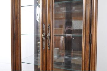 中古　DREXEL HERITAGE(ドレクセルヘリテイジ)　Grand Villa(グランドヴィラ)　高級感ある佇まいが目を引くキャビネット(キュリオケース、ガラスケース、ショーケース、飾り棚、陳列棚)(R-066075)