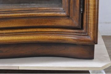 中古　DREXEL HERITAGE(ドレクセルヘリテイジ)　Grand Villa(グランドヴィラ)　高級感ある佇まいが目を引くキャビネット(キュリオケース、ガラスケース、ショーケース、飾り棚、陳列棚)(R-066076)