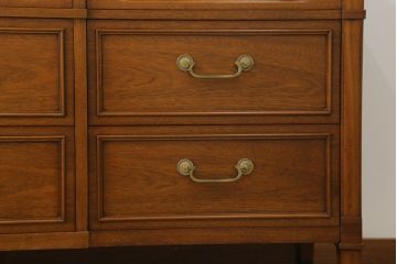 中古　DREXEL HERITAGE(ドレクセルヘリテイジ)　Triune(トライユン)　上品な佇まいが魅力のマホガニー材製サイドボード(サイドチェスト、引き出し、ドロワー)(定価約70万円)(R-066077)