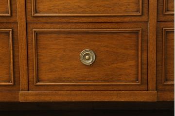 中古　DREXEL HERITAGE(ドレクセルヘリテイジ)　Triune(トライユン)　上品な佇まいが魅力のマホガニー材製サイドボード(サイドチェスト、引き出し、ドロワー)(定価約70万円)(R-066077)