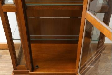 中古　DREXEL HERITAGE(ドレクセルヘリテイジ)　FRANCESCA(フランチェスカ)シリーズ　気品溢れる佇まいが魅力のガラスキャビネット(飾り棚、キュリオケース、ショーケース、ガラスケース、コレクションケース)(定価約74万円)(R-066079)